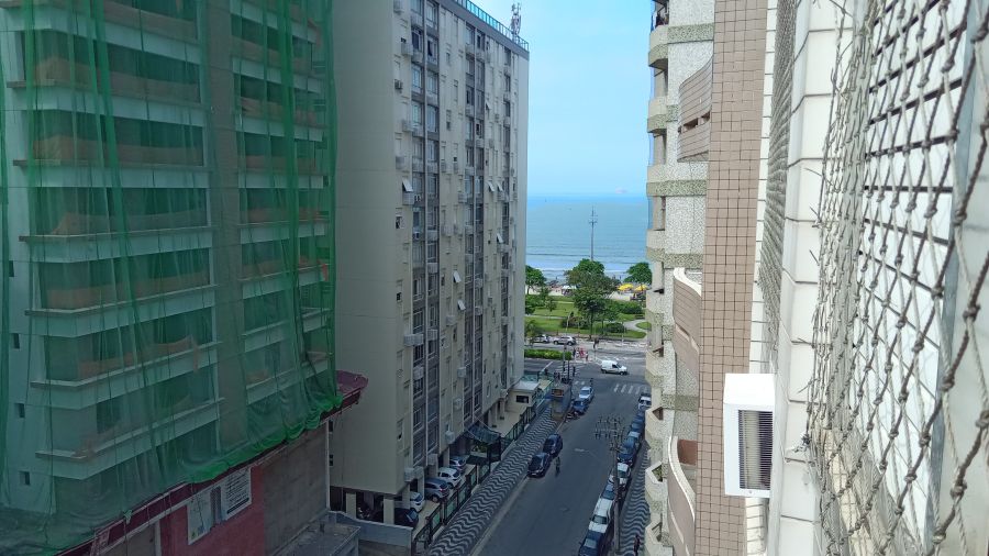 Dois dormitórios na quadra da praia. Elevador e portaria 24h